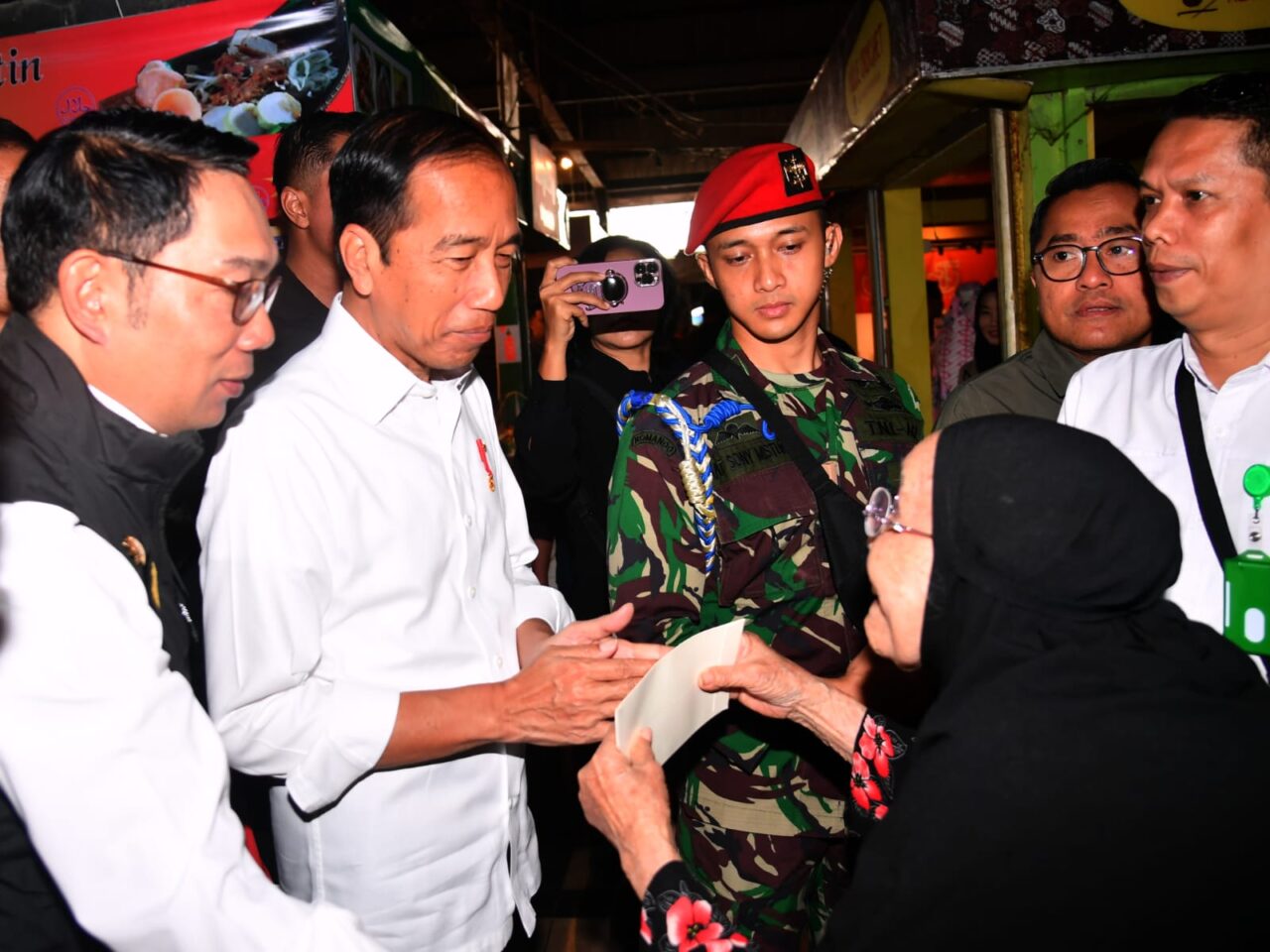 Momen Presiden Sambangi Warung Nasi Legendaris Bu Eha di Pasar Cihapit
