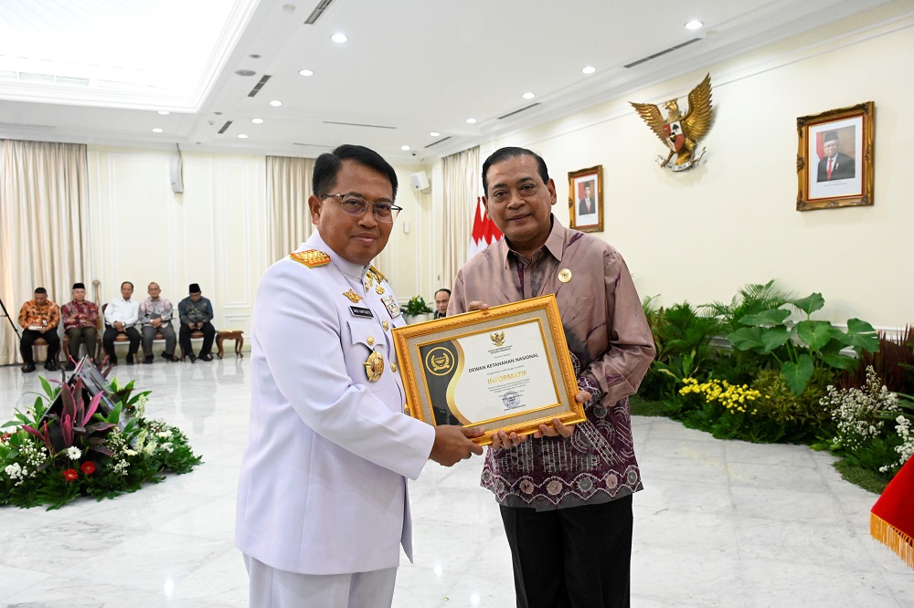 Setjen Wantannas Raih Penghargaan Badan Publik Informatif