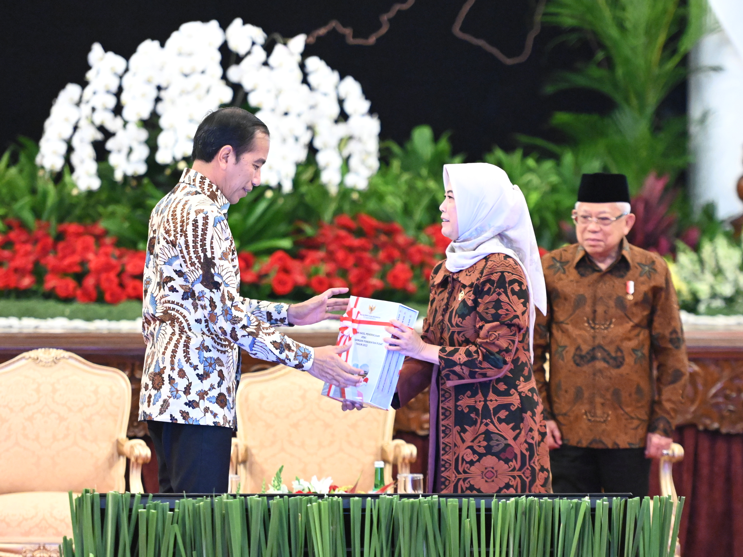 Presiden Jokowi Terima Laporan Hasil Pemeriksaan atas LKPP dan IHPS II Tahun 2022