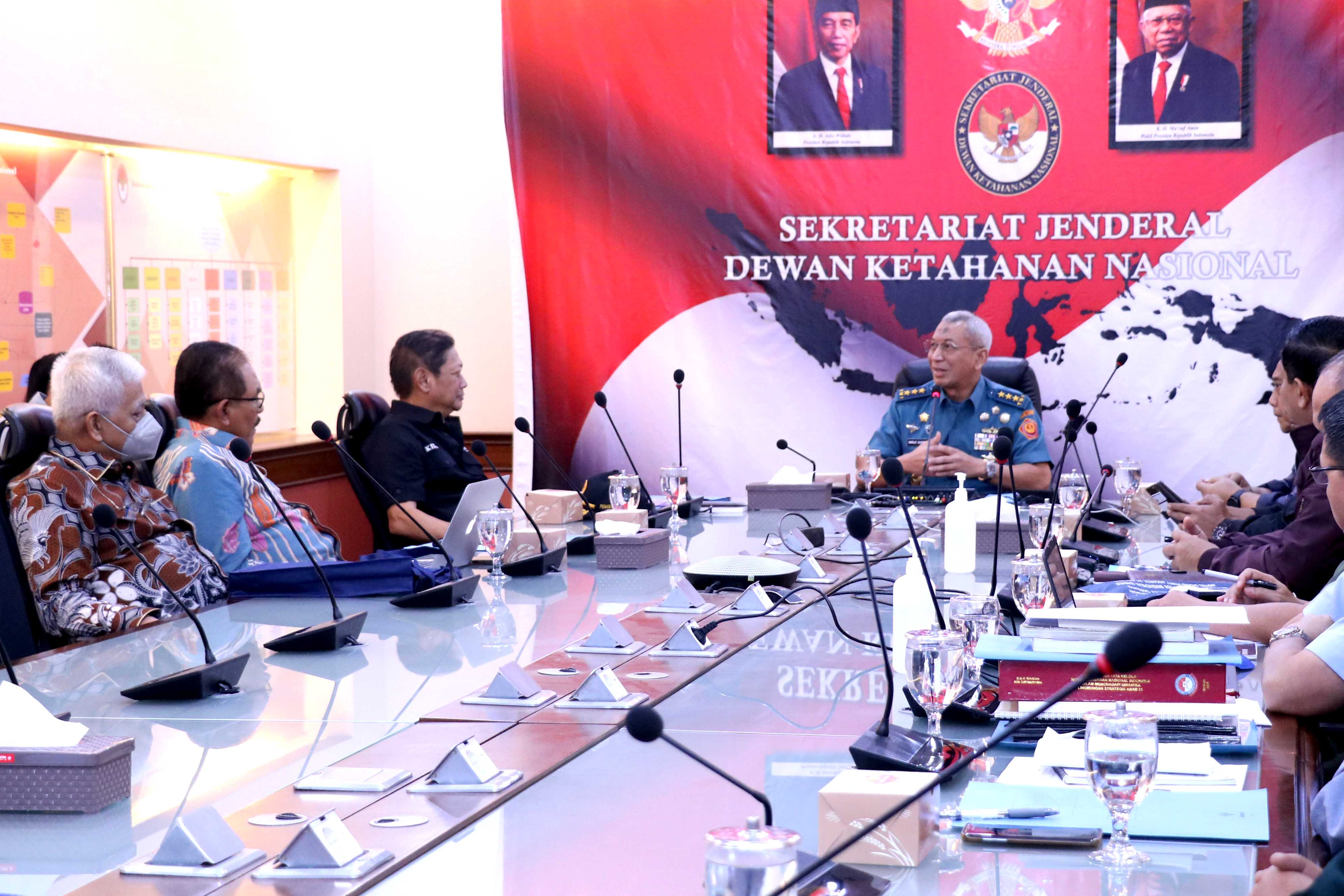 DEWAN KEAMANAN NASIONAL SEBAGAI SOLUSI MENGHADAPI ISU PERKEMBANGAN LINGKUNGAN STRATEGIS YANG SEMAKIN KOMPLEKS & DINAMIS