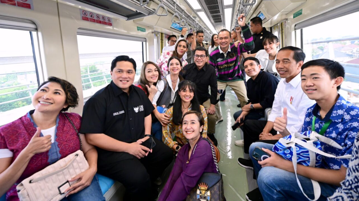 Presiden Jokowi Naik LRT Jabodebek Bersama Para Penggiat Seni Tanah Air