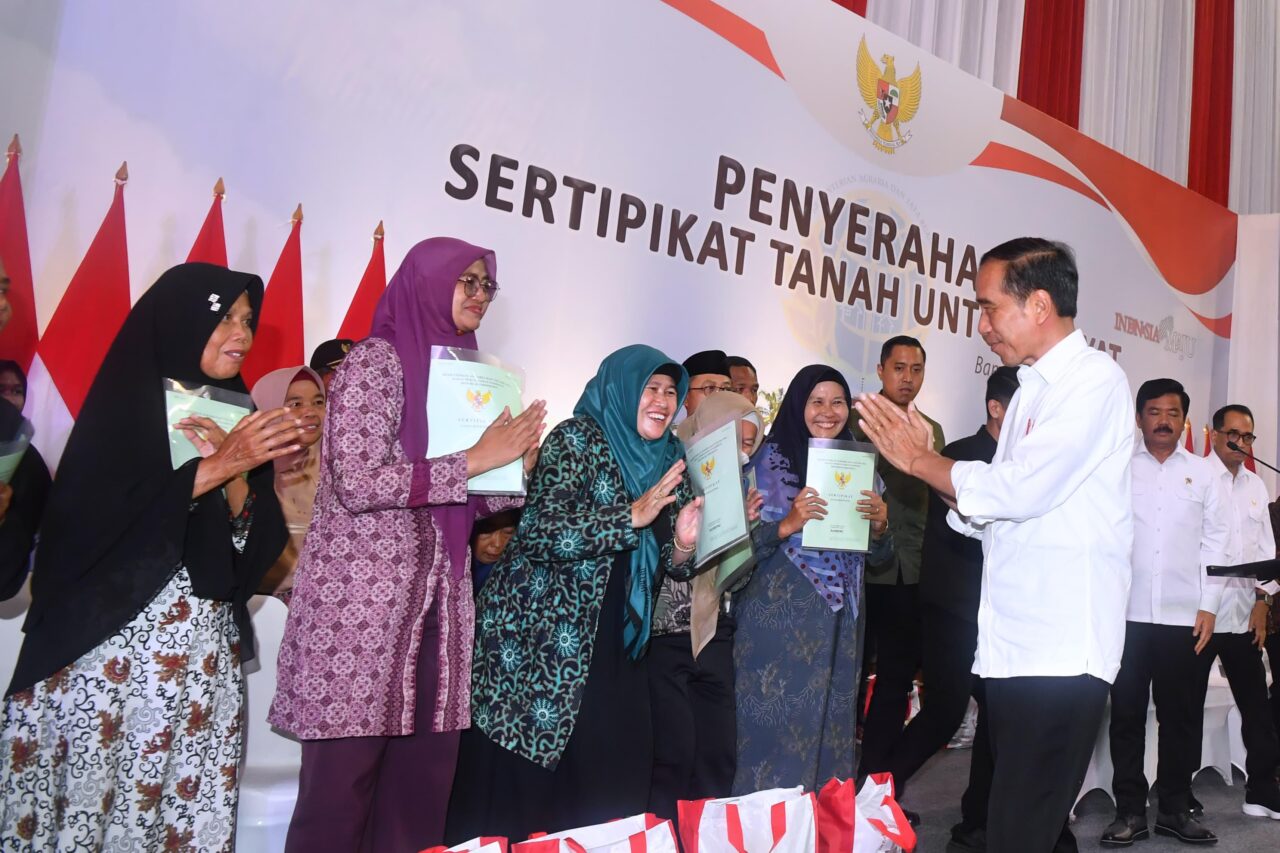 Presiden Jokowi Serahkan 3.000 Sertifikat Hak Atas Tanah di Kabupaten Bandung