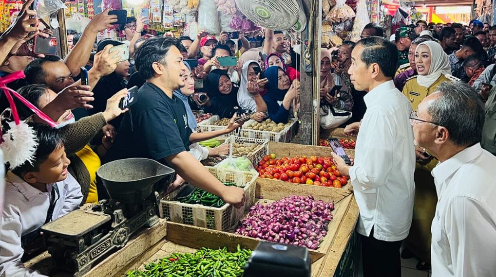 Presiden Jokowi Tinjau Harga Komoditas Pangan di Pasar Johar Karawang