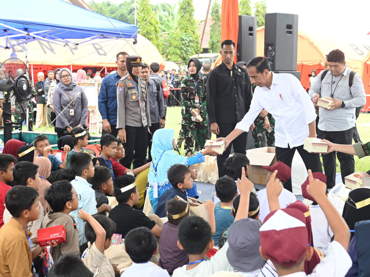 Tinjau Posko Pengungsi di Agam, Presiden Jokowi Serahkan Bantuan bagi Warga Terdampak Bencana