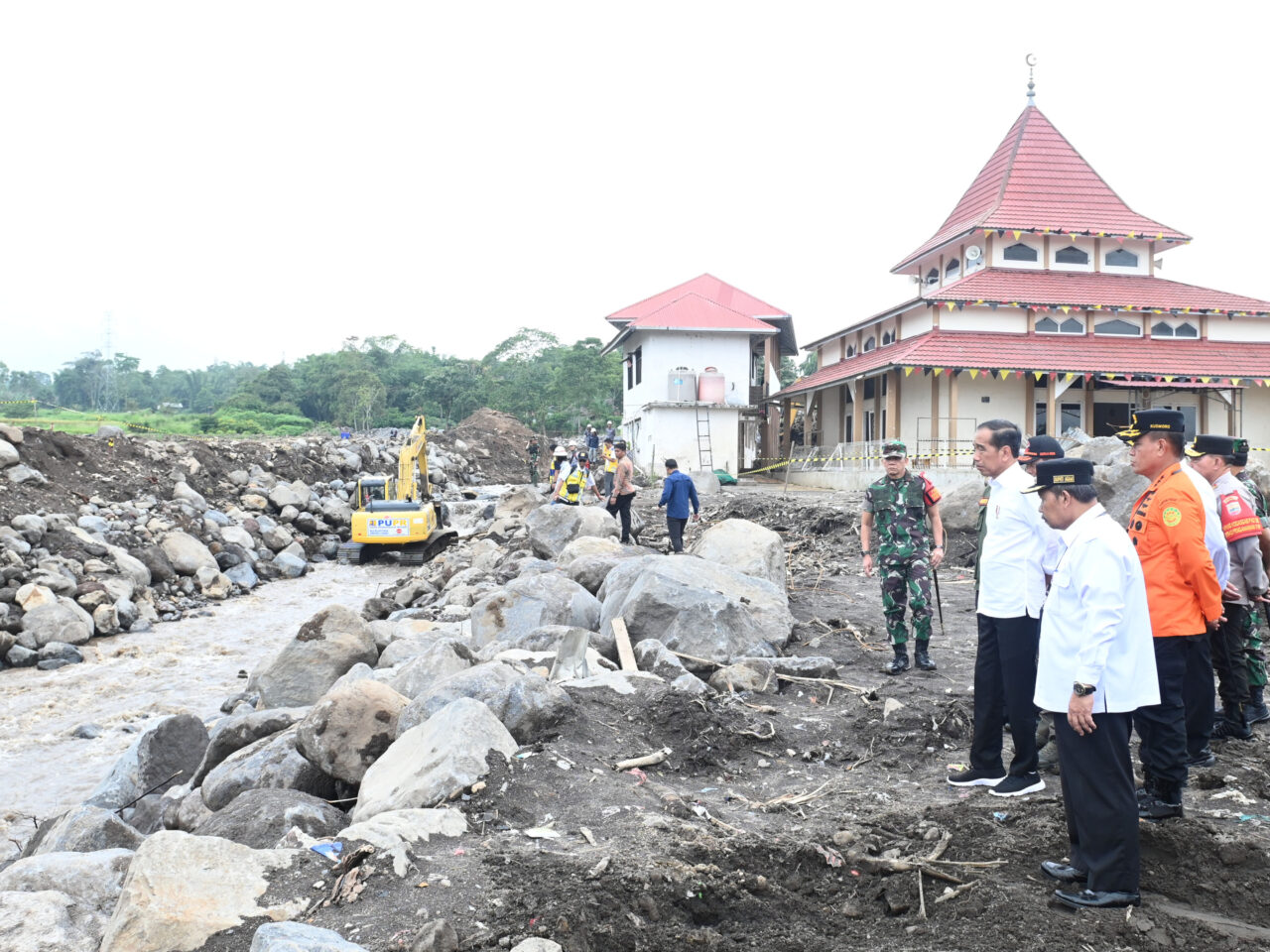 Presiden dan Ibu Iriana Tinjau Area Terdampak Longsor dan Banjir Bandang di Agam