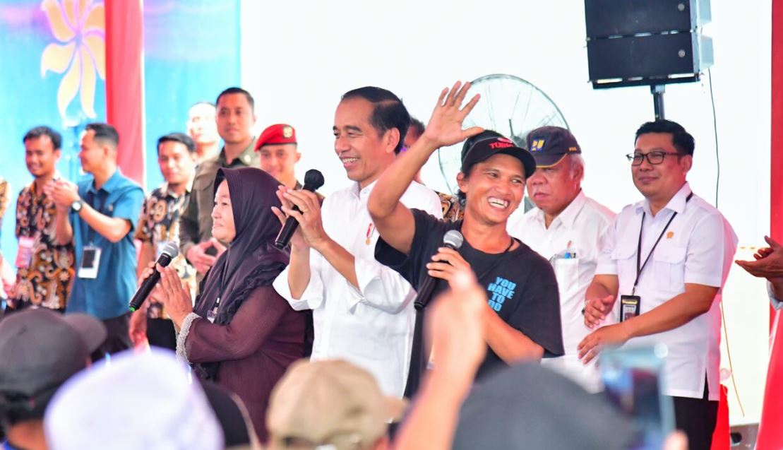 Presiden Jokowi Serahkan Bantuan Pangan di Kabupaten Maros