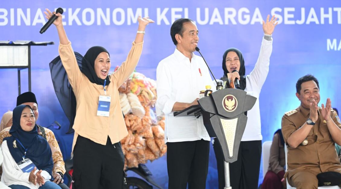 Presiden Jokowi Bersilaturahmi dengan Para Nasabah Mekaar di Sulawesi Selatan