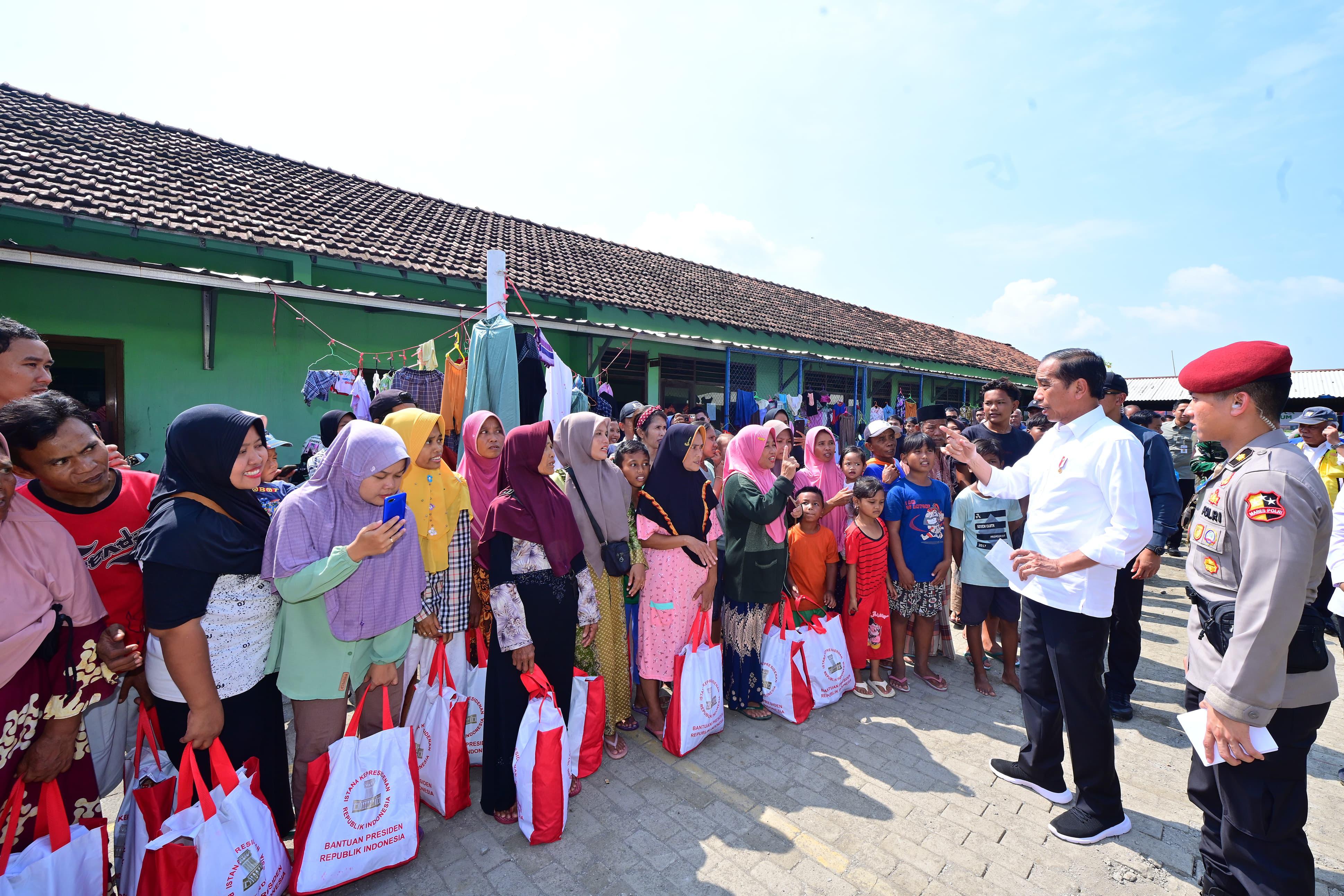 Presiden Jokowi Kunjungi Posko Pengungsian Warga Terdampak Banjir di Demak