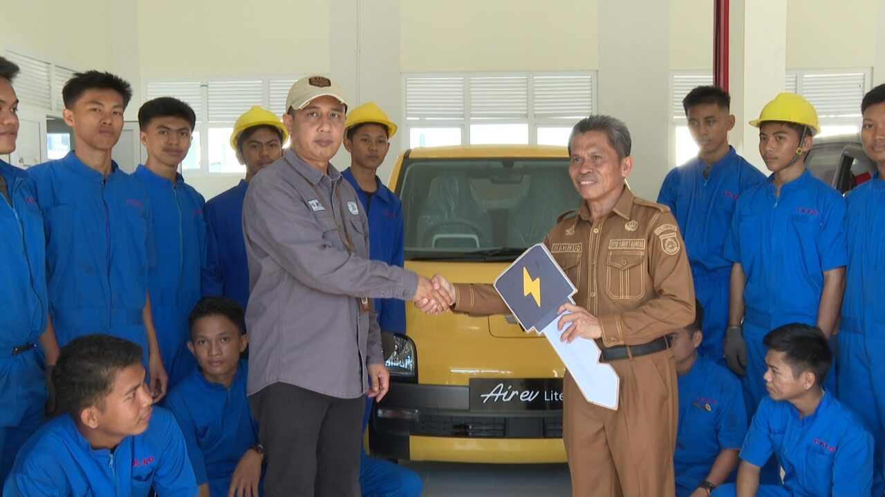 Transformasi Pendidikan Vokasi: Kado Mobil Listrik dari Presiden Jokowi