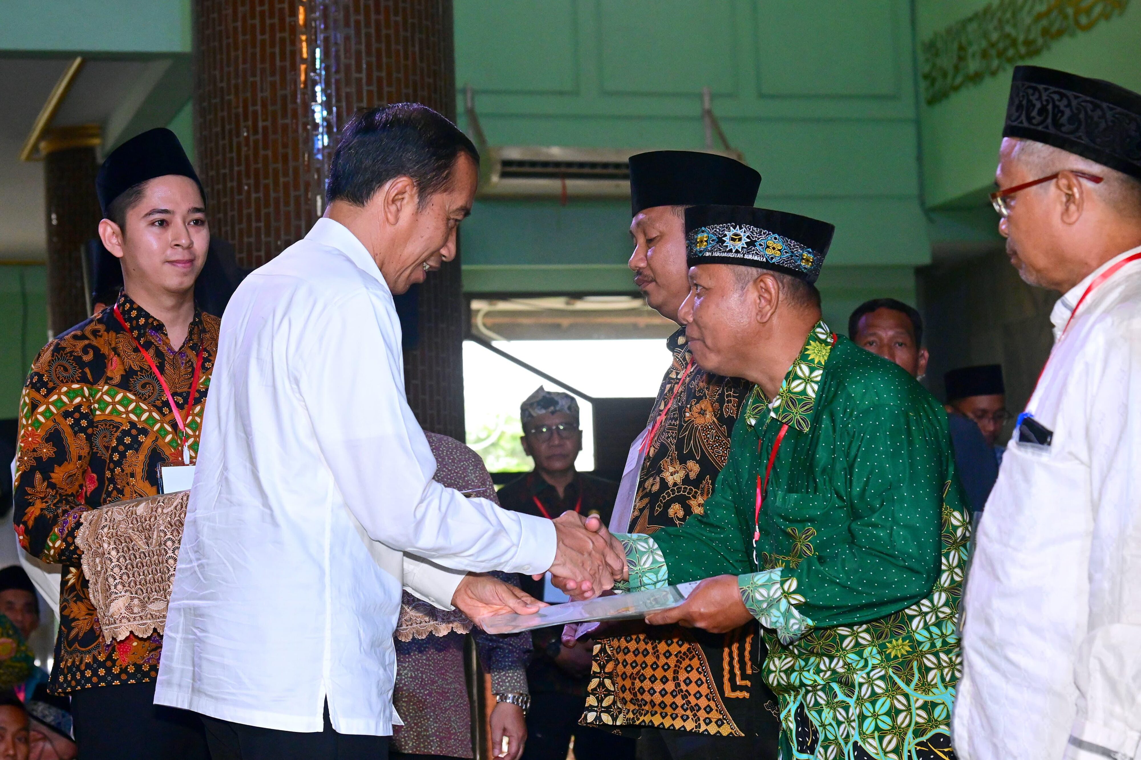 Serahkan Sertifikat Wakaf, Presiden Jokowi: Agar Tidak Terjadi Sengketa Lahan