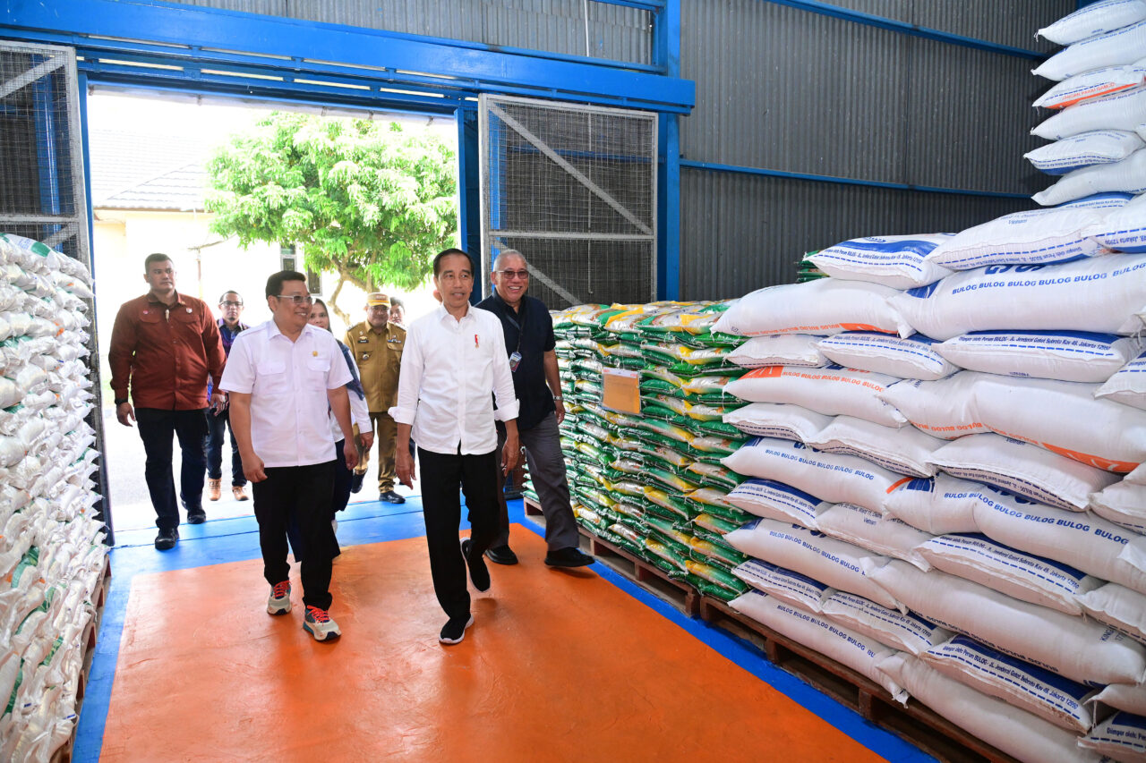 Tinjau Gudang Bulog di Lubuklinggau, Presiden Jokowi Pastikan Kelanjutan Bantuan Pangan