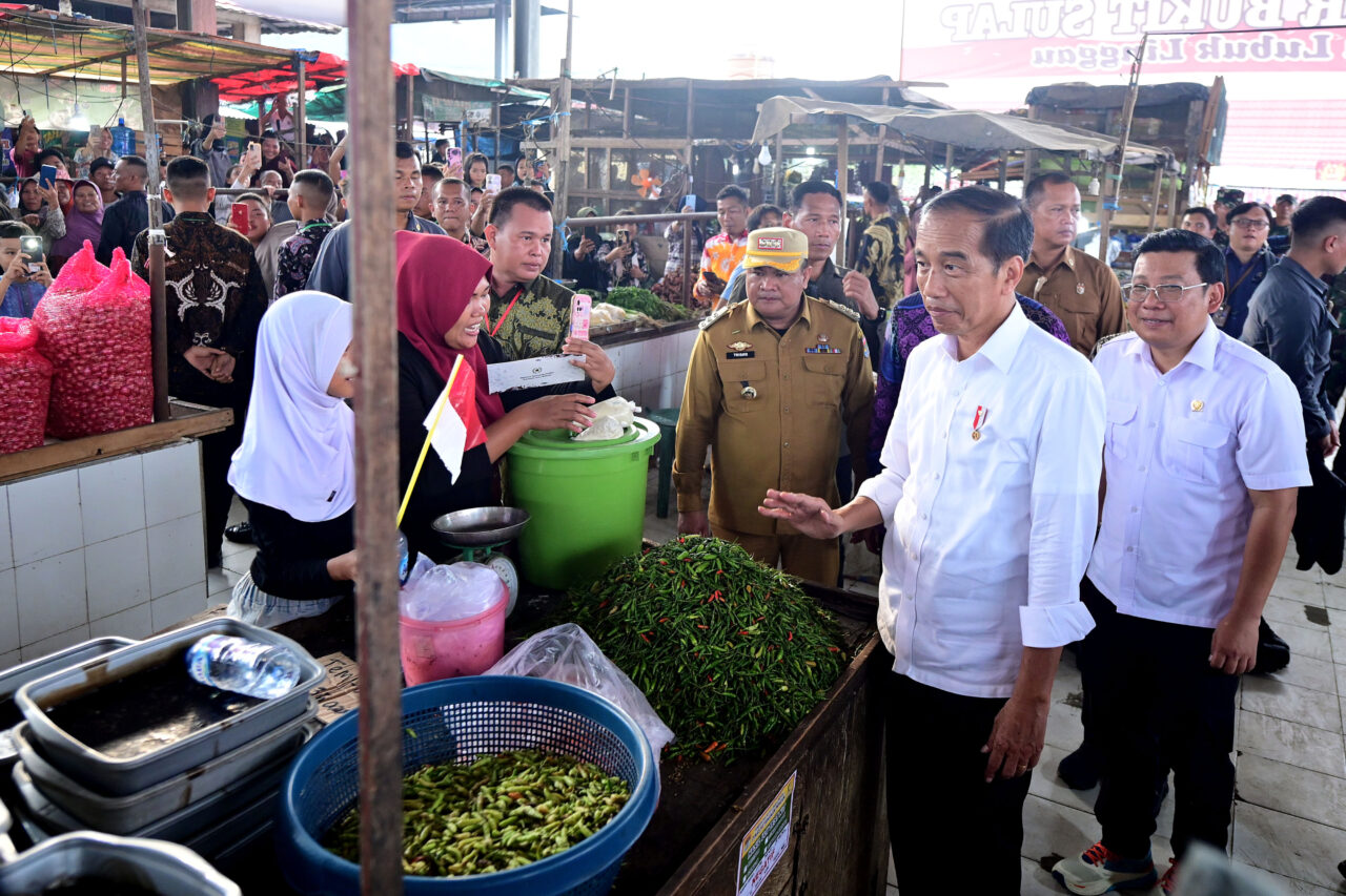 Presiden Jokowi Tinjau Harga Sembako di Pasar Bukit Sulap Lubuklinggau