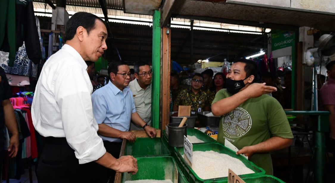 Presiden Jokowi Tinjau Harga Kebutuhan Pokok di Pasar Menteng Pulo Jakarta