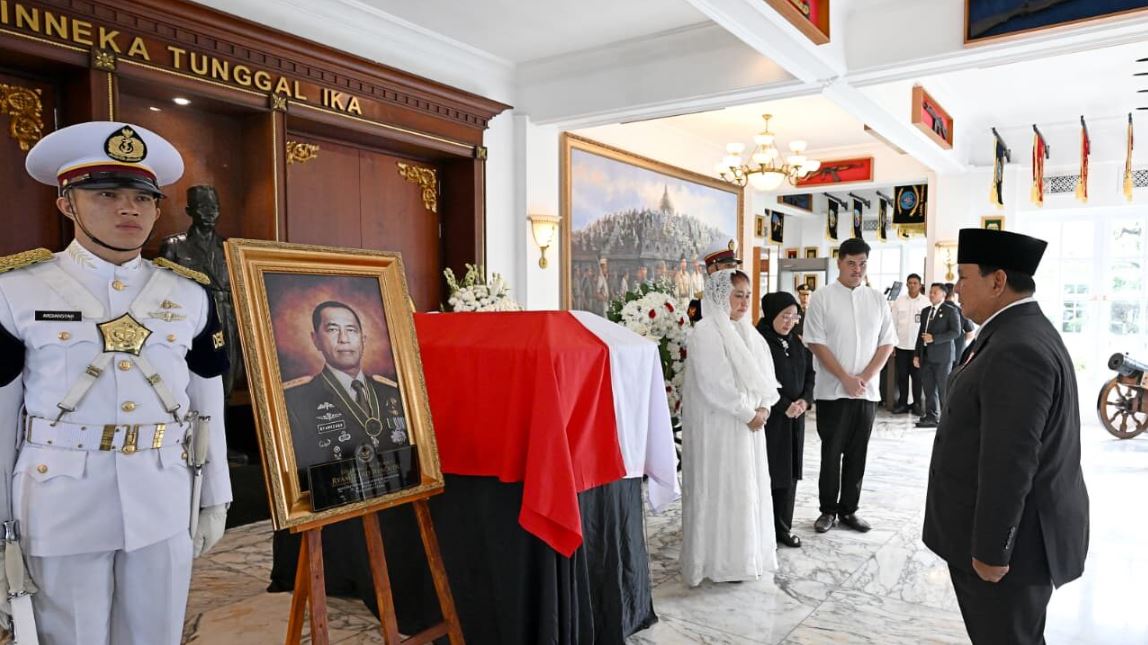 Presiden Prabowo Beri Penghormatan Terakhir kepada Almarhum Jenderal TNI (Purn) Ryamizard Ryacudu