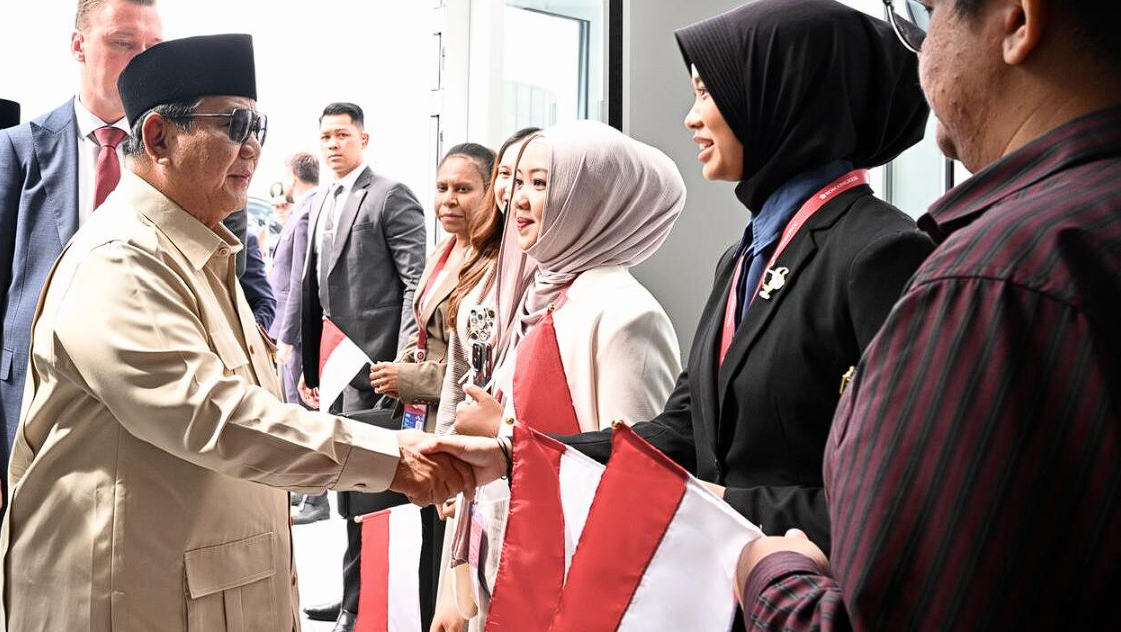 Sapaan Hangat Mahasiswa Indonesia Sambut Kedatangan Presiden Prabowo di Vladivostok