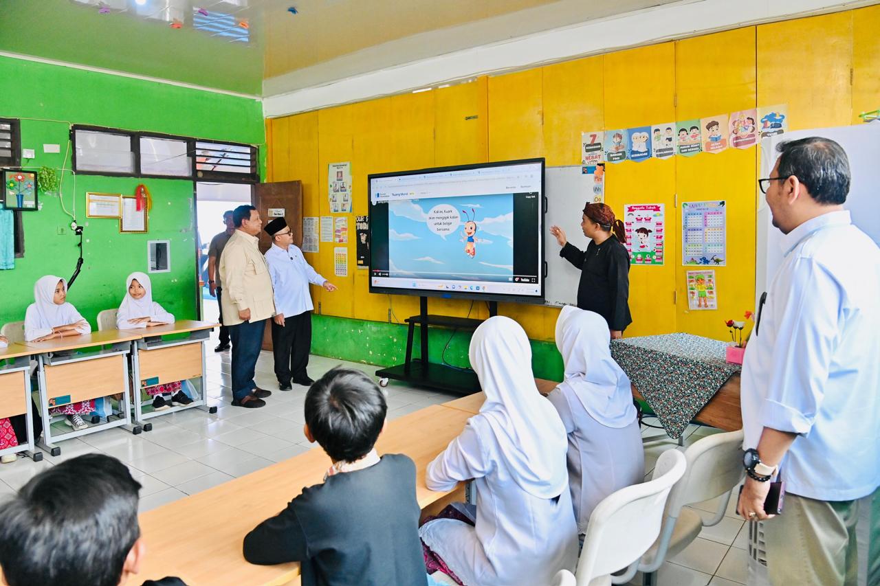 Hadiri Peringatan Hardiknas, Presiden Prabowo Saksikan Demonstrasi Pembelajaran dengan Teknologi Smart Board