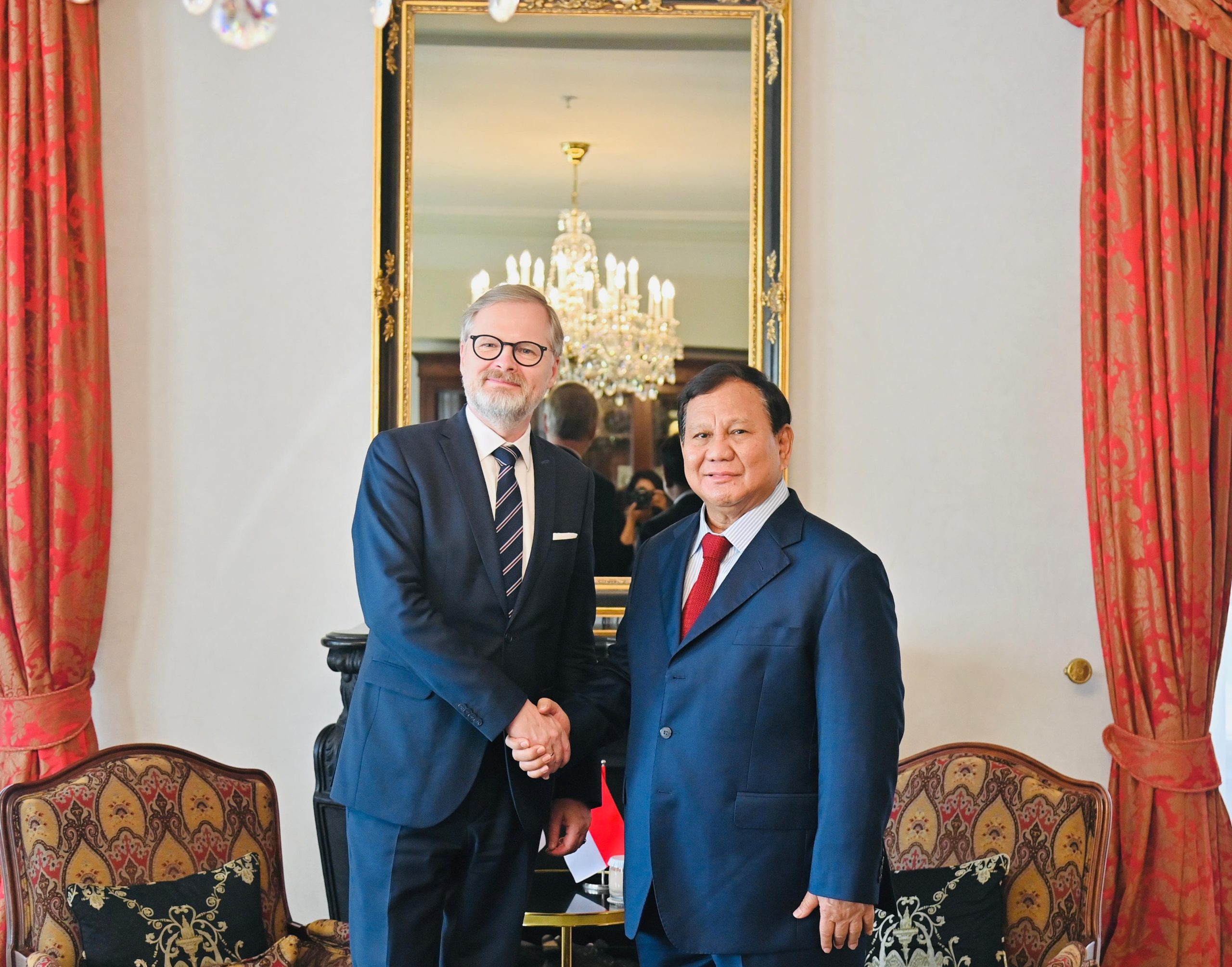 Transit di Praha, Presiden Prabowo Terima Kunjungan PM Ceko Petr Fiala
