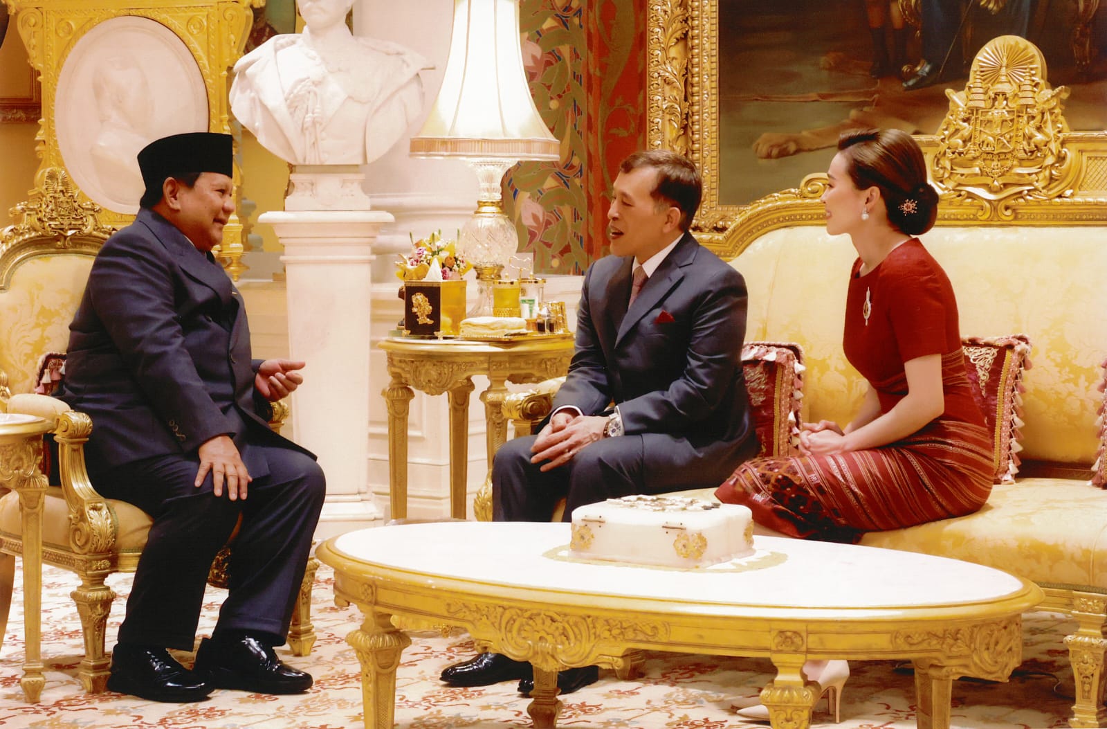 Presiden Prabowo Subianto Disambut Hangat Raja dan Ratu Thailand di Amphorn Royal Palace