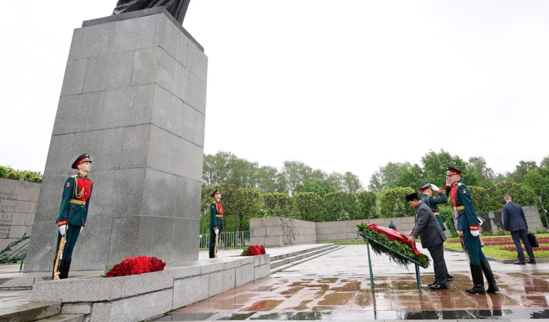 Presiden Prabowo Subianto Letakkan Karangan Bunga di Piskarovskoye Memorial, Hormati Jutaan Korban Perang Dunia II