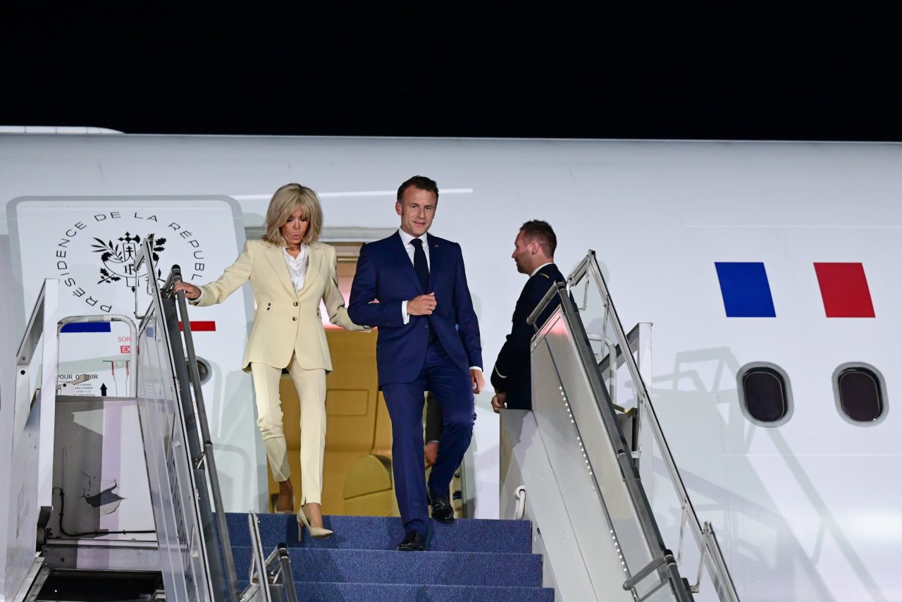 Presiden Macron Tiba di Jakarta, Apresiasi Keindahan Indonesia dan Persahabatan dengan Presiden Prabowo