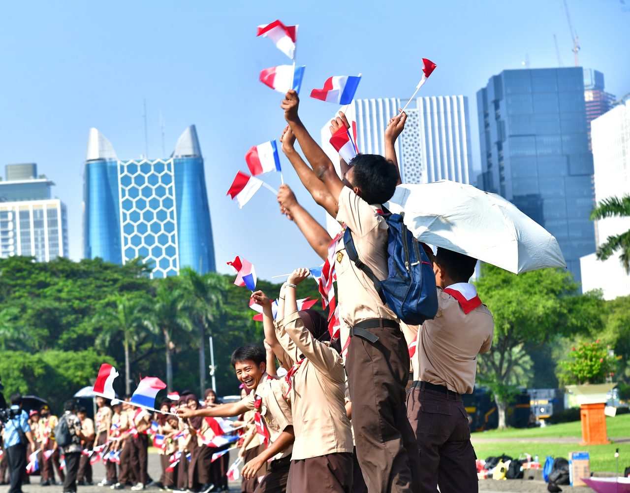 Bendera Berkibar Senyum Terkembang, Antusiasme Siswa Sambut Kunjungan Kenegaraan Presiden Prancis