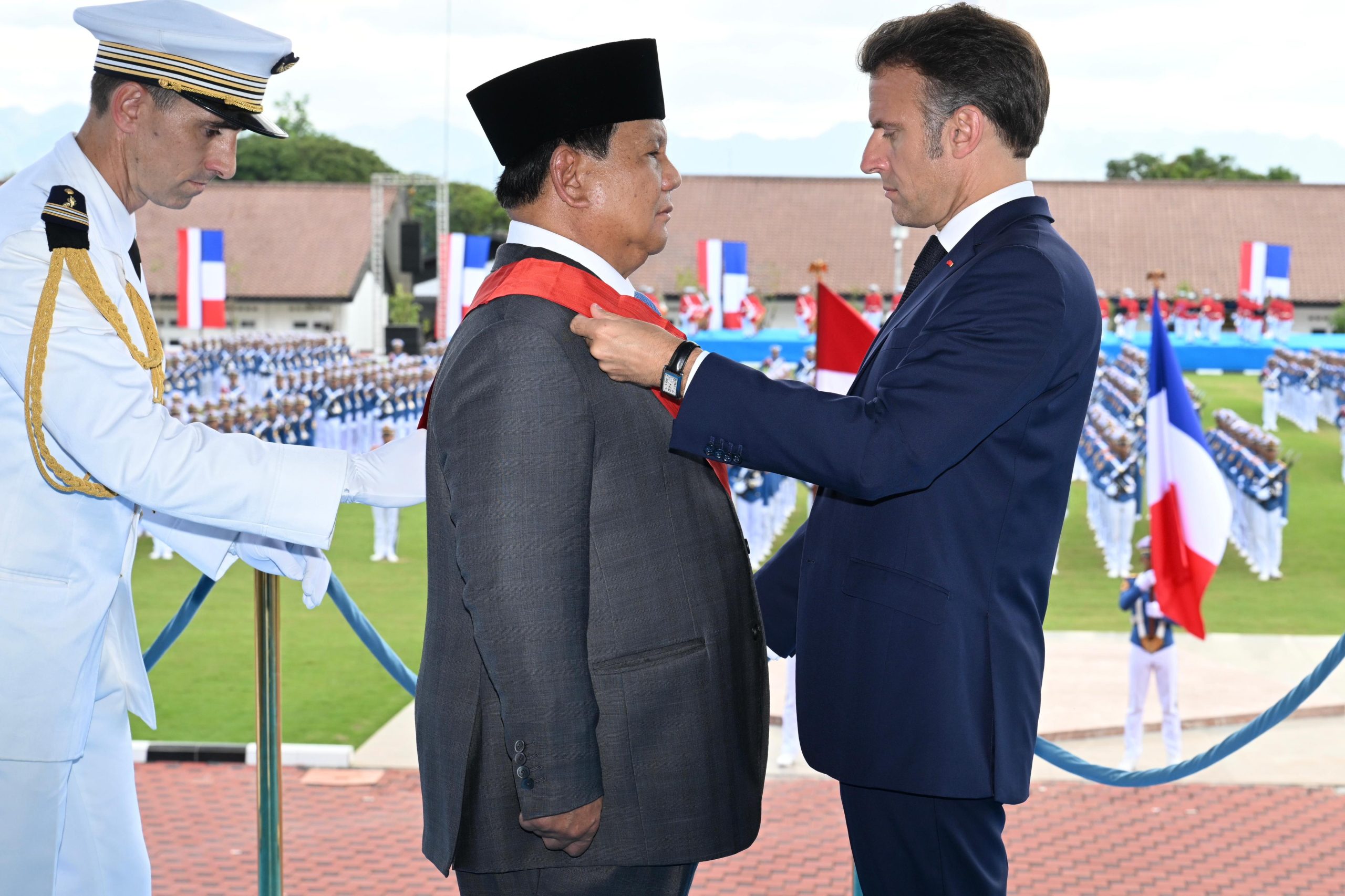 Presiden Macron Anugerahkan Grand Croix de la Légion d’Honneur kepada Presiden Prabowo