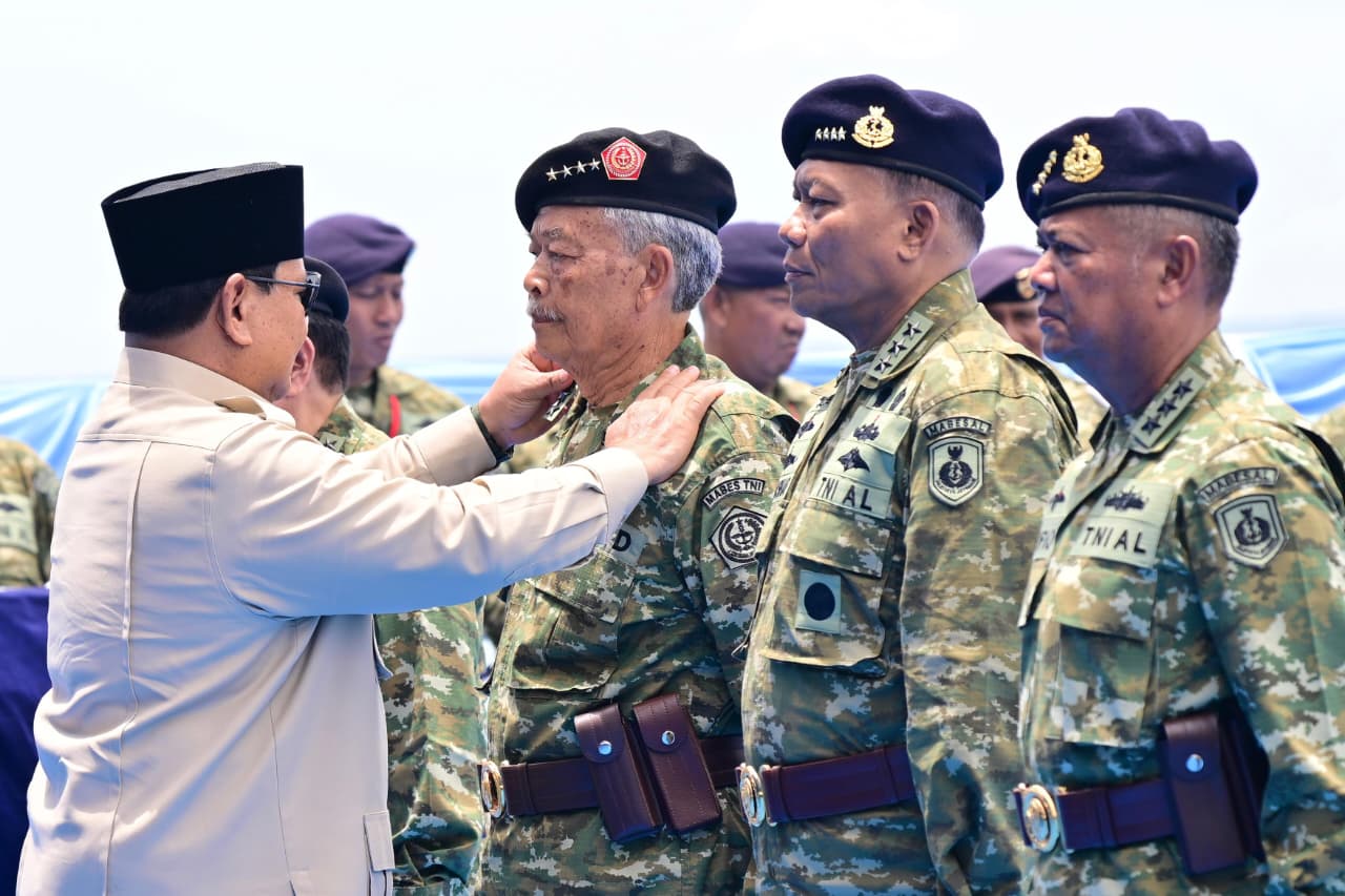 Presiden Prabowo Hadiri Presidential Inspection di KRI dr. Radjiman Wedyodiningrat (RJW-992), Anugerahkan Tanda Kehormat