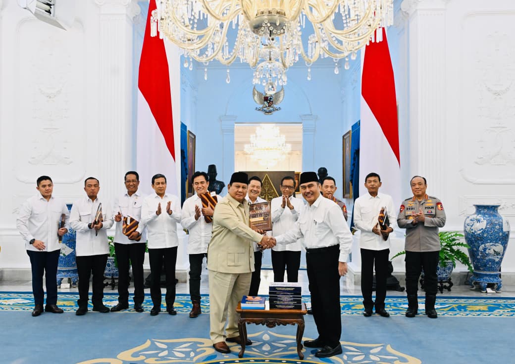 Presiden Prabowo Terima 10 Buku Rekomendasi, Reformasi Polri Ditargetkan Berjalan hingga 2029