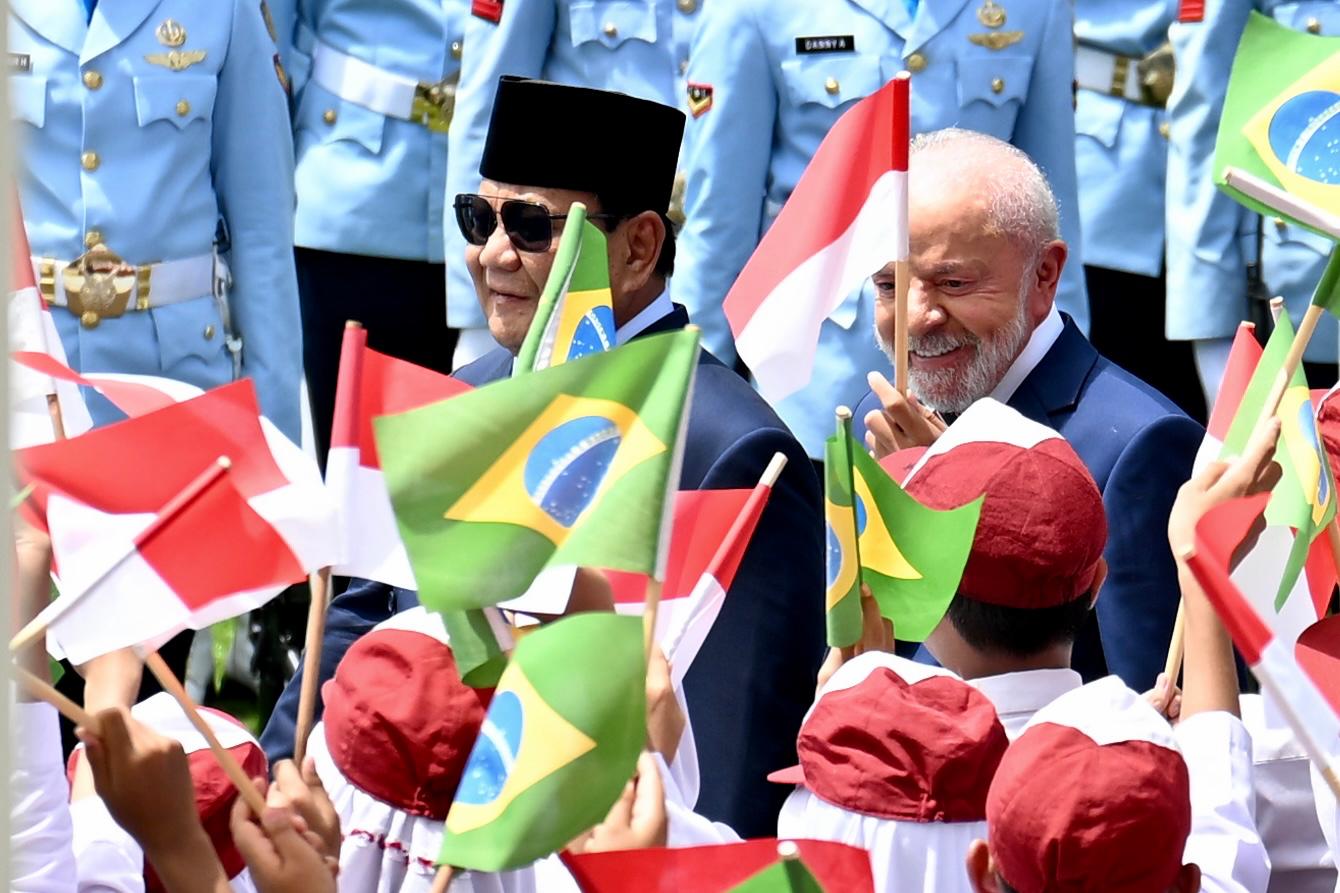 Hangat dan Meriah, Presiden Prabowo Sambut Presiden Lula da Silva dalam Upacara Kenegaraan di Istana Merdeka