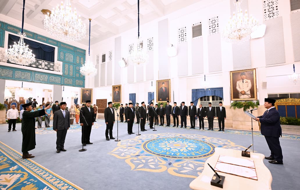 Presiden Prabowo Lantik Hanif Faisol Nurofiq, Mohammad Jumhur Hidayat, dan Hasan Nasbi